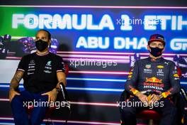 (L to R): Lewis Hamilton (GBR) Mercedes AMG F1 and Max Verstappen (NLD) Red Bull Racing in the post qualifying FIA Press Conference. 11.12.2021. Formula 1 World Championship, Rd 22, Abu Dhabi Grand Prix, Yas Marina Circuit, Abu Dhabi, Qualifying Day.