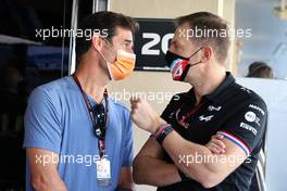 (L to R): Mark Webber (AUS) Channel 4 Presenter with Laurent Rossi (FRA) Alpine Chief Executive Officer. 11.12.2021. Formula 1 World Championship, Rd 22, Abu Dhabi Grand Prix, Yas Marina Circuit, Abu Dhabi, Qualifying Day.