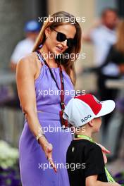 Minttu Raikkonen (FIN) with son Robin. 11.12.2021. Formula 1 World Championship, Rd 22, Abu Dhabi Grand Prix, Yas Marina Circuit, Abu Dhabi, Qualifying Day.