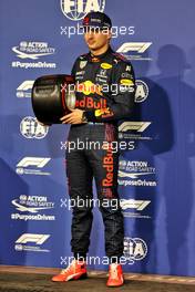 Max Verstappen (NLD) Red Bull Racing celebrates with the Pirelli Pole Position award in qualifying parc ferme.  11.12.2021. Formula 1 World Championship, Rd 22, Abu Dhabi Grand Prix, Yas Marina Circuit, Abu Dhabi, Qualifying Day.
