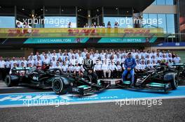 (L to R): Lewis Hamilton (GBR) Mercedes AMG F1 and Valtteri Bottas (FIN) Mercedes AMG F1 at a team photograph. 12.12.2021. Formula 1 World Championship, Rd 22, Abu Dhabi Grand Prix, Yas Marina Circuit, Abu Dhabi, Race Day.