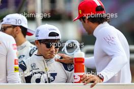 Yuki Tsunoda (JPN), Alpha Tauri and Carlos Sainz Jr (ESP), Scuderia Ferrari  12.12.2021. Formula 1 World Championship, Rd 22, Abu Dhabi Grand Prix, Yas Marina Circuit, Abu Dhabi, Race Day.
