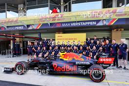 Red Bull Racing DHL Fastest Pit Stop Award team photograph. 12.12.2021. Formula 1 World Championship, Rd 22, Abu Dhabi Grand Prix, Yas Marina Circuit, Abu Dhabi, Race Day.