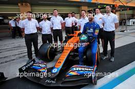 Daniel Ricciardo (AUS) McLaren at a team photograph. 12.12.2021. Formula 1 World Championship, Rd 22, Abu Dhabi Grand Prix, Yas Marina Circuit, Abu Dhabi, Race Day.