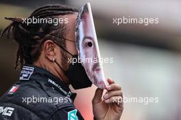 Lewis Hamilton (GBR), Mercedes AMG F1  wears a Valtteri Bottas (FIN), Mercedes AMG F1 mask. 12.12.2021. Formula 1 World Championship, Rd 22, Abu Dhabi Grand Prix, Yas Marina Circuit, Abu Dhabi, Race Day.