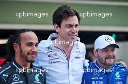 (L to R): Lewis Hamilton (GBR) Mercedes AMG F1 with Toto Wolff (GER) Mercedes AMG F1 Shareholder and Executive Director and Valtteri Bottas (FIN) Mercedes AMG F1 at a team photograph. 12.12.2021. Formula 1 World Championship, Rd 22, Abu Dhabi Grand Prix, Yas Marina Circuit, Abu Dhabi, Race Day.