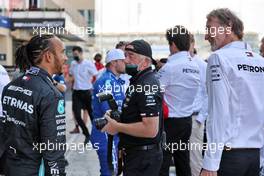 (L to R): Lewis Hamilton (GBR) Mercedes AMG F1 with Jim Ratcliffe (GBR) Chief Executive Officer of Ineos / Mercedes AMG F1 Shareholder at a team photograph. 12.12.2021. Formula 1 World Championship, Rd 22, Abu Dhabi Grand Prix, Yas Marina Circuit, Abu Dhabi, Race Day.
