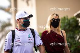 (L to R): Valtteri Bottas (FIN) Mercedes AMG F1 with his girlfriend Tiffany Cromwell (AUS) Professional Cyclist. 12.12.2021. Formula 1 World Championship, Rd 22, Abu Dhabi Grand Prix, Yas Marina Circuit, Abu Dhabi, Race Day.
