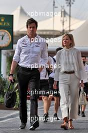 (L to R): Toto Wolff (GER) Mercedes AMG F1 Shareholder and Executive Director with his wife Susie Wolff (GBR). 12.12.2021. Formula 1 World Championship, Rd 22, Abu Dhabi Grand Prix, Yas Marina Circuit, Abu Dhabi, Race Day.