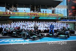 (L to R): Lewis Hamilton (GBR) Mercedes AMG F1 and Valtteri Bottas (FIN) Mercedes AMG F1 at a team photograph. 12.12.2021. Formula 1 World Championship, Rd 22, Abu Dhabi Grand Prix, Yas Marina Circuit, Abu Dhabi, Race Day.