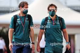 (L to R): Sebastian Vettel (GER) Aston Martin F1 Team with Antti Kontsas (FIN) Aston Martin F1 Team Personal Trainer. 12.12.2021. Formula 1 World Championship, Rd 22, Abu Dhabi Grand Prix, Yas Marina Circuit, Abu Dhabi, Race Day.