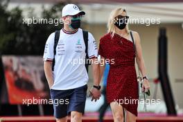 (L to R): Valtteri Bottas (FIN) Mercedes AMG F1 with his girlfriend Tiffany Cromwell (AUS) Professional Cyclist. 12.12.2021. Formula 1 World Championship, Rd 22, Abu Dhabi Grand Prix, Yas Marina Circuit, Abu Dhabi, Race Day.