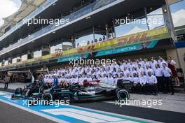 Lewis Hamilton (GBR) Mercedes AMG F1 and Valtteri Bottas (FIN) Mercedes AMG F1 at a team photograph. 12.12.2021. Formula 1 World Championship, Rd 22, Abu Dhabi Grand Prix, Yas Marina Circuit, Abu Dhabi, Race Day.