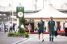 (L to R): Sebastian Vettel (GER) Aston Martin F1 Team with Antti Kontsas (FIN) Aston Martin F1 Team Personal Trainer. 12.12.2021. Formula 1 World Championship, Rd 22, Abu Dhabi Grand Prix, Yas Marina Circuit, Abu Dhabi, Race Day.