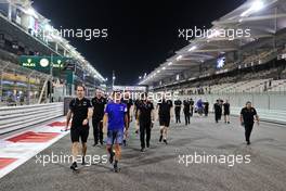 Fernando Alonso (ESP) Alpine F1 Team walks the circuit with the team. 09.12.2021. Formula 1 World Championship, Rd 22, Abu Dhabi Grand Prix, Yas Marina Circuit, Abu Dhabi, Preparation Day.