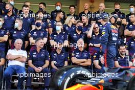 Max Verstappen (NLD) Red Bull Racing with Dr Helmut Marko (AUT) Red Bull Motorsport Consultant; Christian Horner (GBR) Red Bull Racing Team Principal; Adrian Newey (GBR) Red Bull Racing Chief Technical Officer; and Jonathan Wheatley (GBR) Red Bull Racing Team Manager, at a team photograph. 09.12.2021. Formula 1 World Championship, Rd 22, Abu Dhabi Grand Prix, Yas Marina Circuit, Abu Dhabi, Preparation Day.