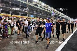 Fernando Alonso (ESP) Alpine F1 Team walks the circuit with the team. 09.12.2021. Formula 1 World Championship, Rd 22, Abu Dhabi Grand Prix, Yas Marina Circuit, Abu Dhabi, Preparation Day.