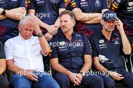 (L to R): Dr Helmut Marko (AUT) Red Bull Motorsport Consultant; Christian Horner (GBR) Red Bull Racing Team Principal; and Adrian Newey (GBR) Red Bull Racing Chief Technical Officer, at a team photograph. 09.12.2021. Formula 1 World Championship, Rd 22, Abu Dhabi Grand Prix, Yas Marina Circuit, Abu Dhabi, Preparation Day.