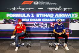 (L to R): Carlos Sainz Jr (ESP) Ferrari and Nicholas Latifi (CDN) Williams Racing in the FIA Press Conference. 09.12.2021. Formula 1 World Championship, Rd 22, Abu Dhabi Grand Prix, Yas Marina Circuit, Abu Dhabi, Preparation Day.