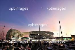 Circuit atmosphere - sunset. 09.12.2021. Formula 1 World Championship, Rd 22, Abu Dhabi Grand Prix, Yas Marina Circuit, Abu Dhabi, Preparation Day.