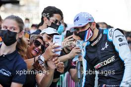 Esteban Ocon (FRA) Alpine F1 Team with fans in the pits. 09.12.2021. Formula 1 World Championship, Rd 22, Abu Dhabi Grand Prix, Yas Marina Circuit, Abu Dhabi, Preparation Day.