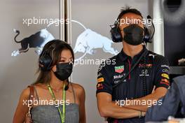 (L to R): Lily Muni He (CHN) Professional Golfer with her boyfriend Alexander Albon (THA) Red Bull Racing Reserve and Development Driver. 22.10.2021. Formula 1 World Championship, Rd 17, United States Grand Prix, Austin, Texas, USA, Practice Day.