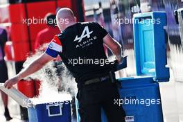 Alpine F1 Team mechanic with dry ice. 22.10.2021. Formula 1 World Championship, Rd 17, United States Grand Prix, Austin, Texas, USA, Practice Day.