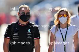 (L to R): Valtteri Bottas (FIN) Mercedes AMG F1 with his girlfriend Tiffany Cromwell (AUS) Professional Cyclist. 22.10.2021. Formula 1 World Championship, Rd 17, United States Grand Prix, Austin, Texas, USA, Practice Day.