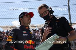 Sergio Perez (MEX) Red Bull Racing with Hugh Bird (GBR) Red Bull Racing Engineer on the grid. 24.10.2021. Formula 1 World Championship, Rd 17, United States Grand Prix, Austin, Texas, USA, Race Day.