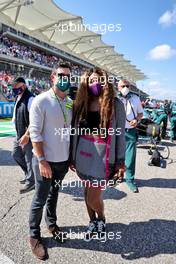 (L to R): Rory McIlroy (GBR) Professional Golfer with Serena Williams (USA) Tennis Player on the grid. 24.10.2021. Formula 1 World Championship, Rd 17, United States Grand Prix, Austin, Texas, USA, Race Day.