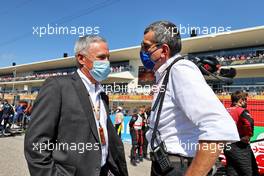 (L to R): Chase Carey (USA) with Guenther Steiner (ITA) Haas F1 Team Prinicipal on the grid. 24.10.2021. Formula 1 World Championship, Rd 17, United States Grand Prix, Austin, Texas, USA, Race Day.