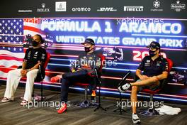 (L to R): Lewis Hamilton (GBR) Mercedes AMG F1; Max Verstappen (NLD) Red Bull Racing; and Sergio Perez (MEX) Red Bull Racing, in the post race FIA Press Conference. 24.10.2021. Formula 1 World Championship, Rd 17, United States Grand Prix, Austin, Texas, USA, Race Day.