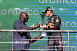 (L to R): Shaquille O'Neal (USA) Former Basketball Player with race winner Max Verstappen (NLD) Red Bull Racing on the podium. 24.10.2021. Formula 1 World Championship, Rd 17, United States Grand Prix, Austin, Texas, USA, Race Day.