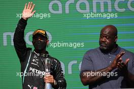 2nd place Lewis Hamilton (GBR) Mercedes AMG F1 W12 with Shaquille O'Neal (USA), American former professional basketball player. 24.10.2021. Formula 1 World Championship, Rd 17, United States Grand Prix, Austin, Texas, USA, Race Day.