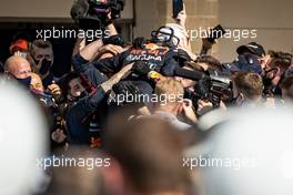 Race winner Max Verstappen (NLD) Red Bull Racing celebrates with the team in parc ferme. 24.10.2021. Formula 1 World Championship, Rd 17, United States Grand Prix, Austin, Texas, USA, Race Day.