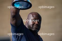 Shaquille O'Neal (USA) Former Basketball Player with the winner's trophy. 24.10.2021. Formula 1 World Championship, Rd 17, United States Grand Prix, Austin, Texas, USA, Race Day.