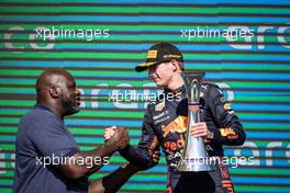 Race winner Max Verstappen (NLD) Red Bull Racing celebrates on the podium with Shaquille O'Neal (USA) Former Basketball Player. 24.10.2021. Formula 1 World Championship, Rd 17, United States Grand Prix, Austin, Texas, USA, Race Day.