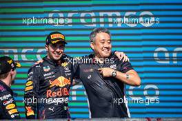 (L to R): Sergio Perez (MEX) Red Bull Racing celebrates his third position on the podium with Masashi Yamamoto (JPN) Honda Racing F1 Managing Director. 24.10.2021. Formula 1 World Championship, Rd 17, United States Grand Prix, Austin, Texas, USA, Race Day.