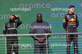 2nd place Lewis Hamilton (GBR) Mercedes AMG F1 W12 with Shaquille O'Neal (USA), American former professional basketball player and 1st place Max Verstappen (NLD) Red Bull Racing RB16B. 24.10.2021. Formula 1 World Championship, Rd 17, United States Grand Prix, Austin, Texas, USA, Race Day.