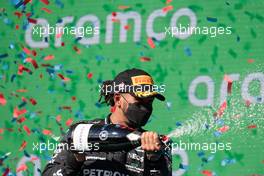 Lewis Hamilton (GBR) Mercedes AMG F1 celebrates his second position on the podium. 24.10.2021. Formula 1 World Championship, Rd 17, United States Grand Prix, Austin, Texas, USA, Race Day.