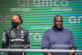 (L to R): Lewis Hamilton (GBR) Mercedes AMG F1 on the podium with Shaquille O'Neal (USA) Former Basketball Player. 24.10.2021. Formula 1 World Championship, Rd 17, United States Grand Prix, Austin, Texas, USA, Race Day.
