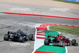 (L to R): Lewis Hamilton (GBR) Mercedes AMG F1 W12 and Max Verstappen (NLD) Red Bull Racing RB16B battle for the lead at the start of the race. 24.10.2021. Formula 1 World Championship, Rd 17, United States Grand Prix, Austin, Texas, USA, Race Day.