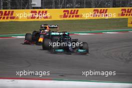 Lewis Hamilton (GBR) Mercedes AMG F1 W12 leads Max Verstappen (NLD) Red Bull Racing RB16B. 24.10.2021. Formula 1 World Championship, Rd 17, United States Grand Prix, Austin, Texas, USA, Race Day.