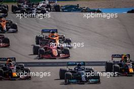 (L to R): Max Verstappen (NLD) Red Bull Racing RB16B, Lewis Hamilton (GBR) Mercedes AMG F1 W12, and Sergio Perez (MEX) Red Bull Racing RB16B, at the start of the race. 24.10.2021. Formula 1 World Championship, Rd 17, United States Grand Prix, Austin, Texas, USA, Race Day.