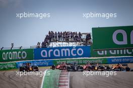 (L to R): Max Verstappen (NLD) Red Bull Racing RB16B, Lewis Hamilton (GBR) Mercedes AMG F1 W12, and Sergio Perez (MEX) Red Bull Racing RB16B, at the start of the race. 24.10.2021. Formula 1 World Championship, Rd 17, United States Grand Prix, Austin, Texas, USA, Race Day.