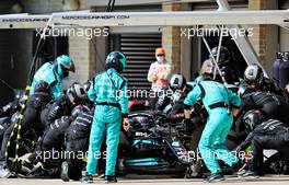 Lewis Hamilton (GBR) Mercedes AMG F1 W12 makes a pit stop. 24.10.2021. Formula 1 World Championship, Rd 17, United States Grand Prix, Austin, Texas, USA, Race Day.