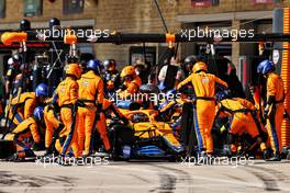 Daniel Ricciardo (AUS) McLaren MCL35M makes a pit stop. 24.10.2021. Formula 1 World Championship, Rd 17, United States Grand Prix, Austin, Texas, USA, Race Day.