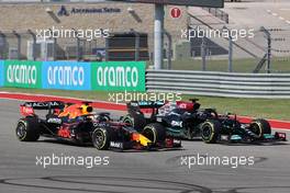 Lewis Hamilton (GBR) Mercedes AMG F1 W12 and Max Verstappen (NLD) Red Bull Racing RB16B. 24.10.2021. Formula 1 World Championship, Rd 17, United States Grand Prix, Austin, Texas, USA, Race Day.
