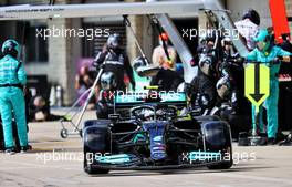 Valtteri Bottas (FIN) Mercedes AMG F1 W12 makes a pit stop. 24.10.2021. Formula 1 World Championship, Rd 17, United States Grand Prix, Austin, Texas, USA, Race Day.
