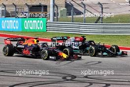 (L to R): Max Verstappen (NLD) Red Bull Racing RB16B and Lewis Hamilton (GBR) Mercedes AMG F1 W12 battle for the lead at the start of the race. 24.10.2021. Formula 1 World Championship, Rd 17, United States Grand Prix, Austin, Texas, USA, Race Day.